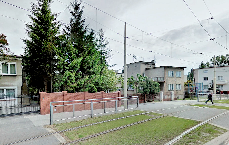 Zdjęcie 5: Ogrodzenie torowiska przy skrzyżowaniu ul. Winogrady z ul. Zagrodniczą (źródło: Google Street View)