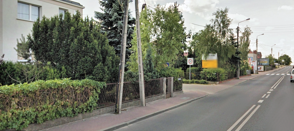 Zdjęcie 6: wąski chodnik (130-140 cm, ze słupami) wzdłuż ul. Grunwaldzkiej między Junikowem a Plewiskami (źródło: Google Street View)