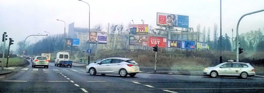 Gemela reklamowa na Rondzie Starołęka. Na szczęście jest to fotografia nieaktualna.
