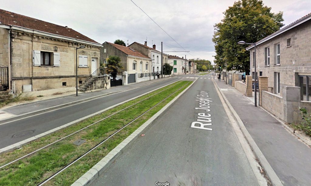 Zdjęcie 3: przykład jednotorowego końcowego odcinka trasy tramwajowej w Bordeaux – północny odcinek linii B (źródło: Google Street View)